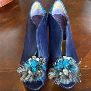 Poetic License size 9 leather Navy feather and crystal Embellished heeled shoes